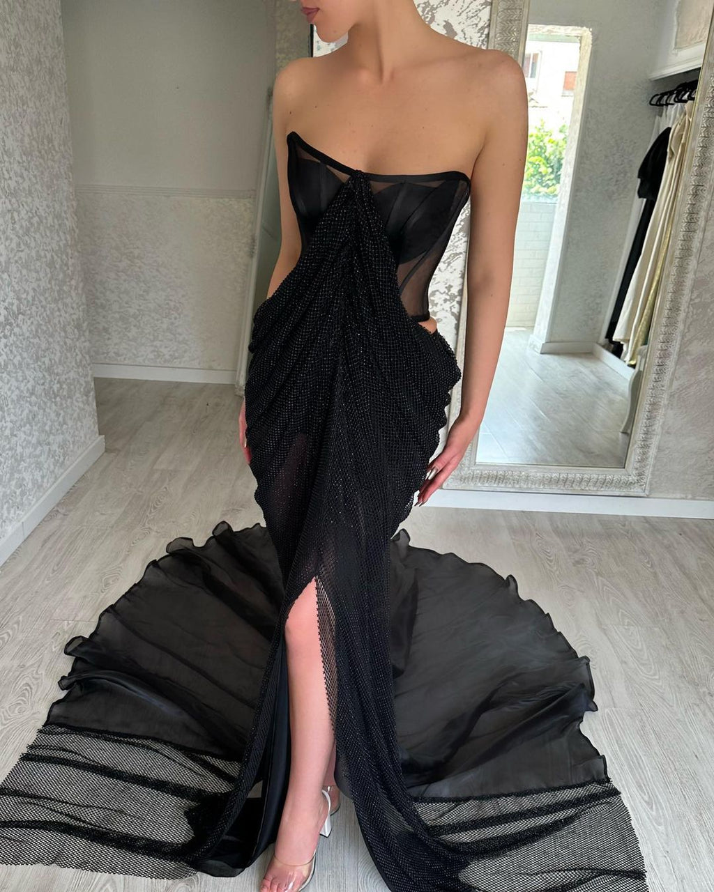 Robe de bal longue noire glamour sans bretelles fendue sur le devant