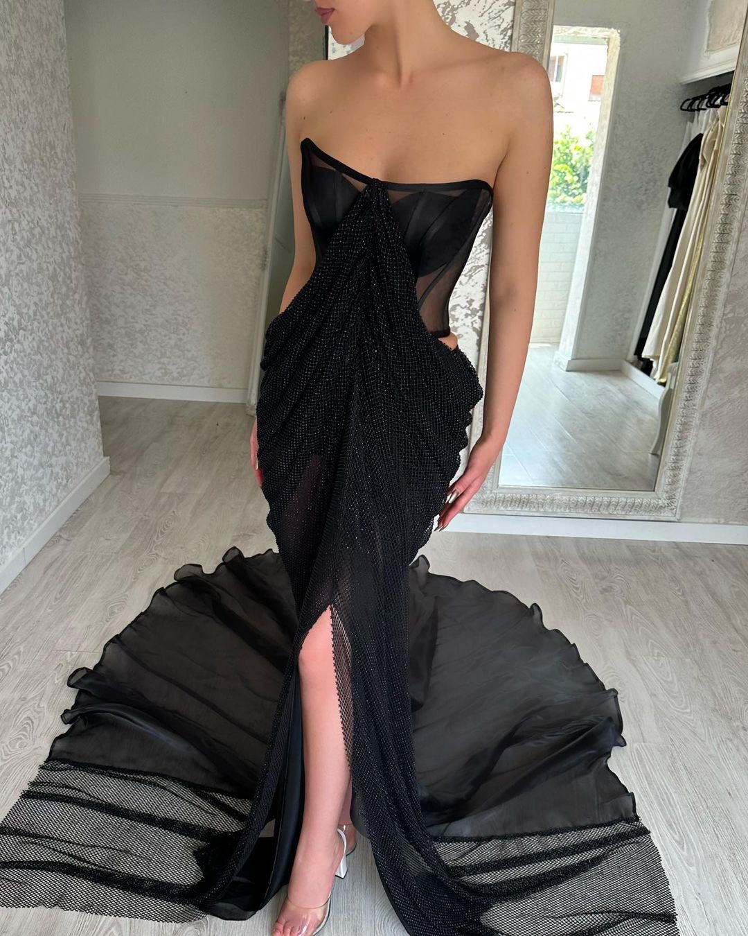Robe de bal longue noire glamour sans bretelles fendue sur le devant