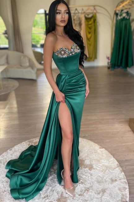 Glamuroso vestido largo de sirena verde oscuro sin tirantes, de satén con cuentas y abertura