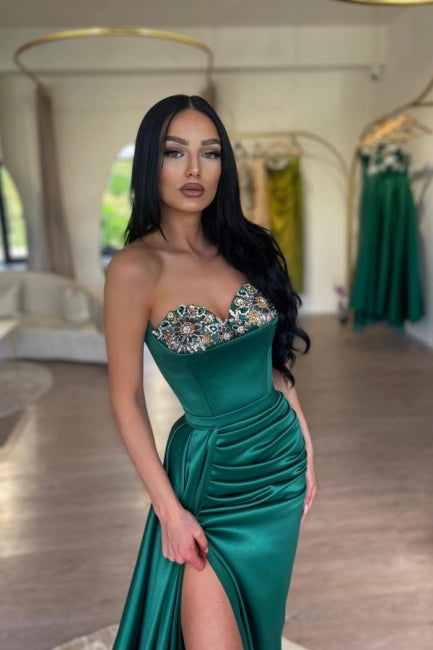 Glamuroso vestido largo de sirena verde oscuro sin tirantes, de satén con cuentas y abertura
