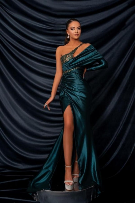 Robe de bal longue et glamour vert foncé à une épaule, en dentelle perlée, manches longues et fente