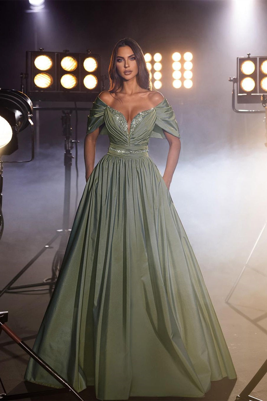 Robe de bal longue glamour couleur sauge poussiéreuse, coupe trapèze, épaules dénudées, perles et paillettes
