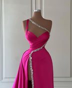 Elegante vestido largo de fiesta fucsia con un solo hombro, joyas, sin mangas y abertura larga, disponible en línea.