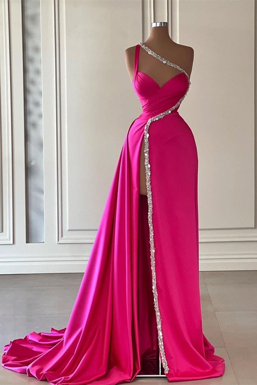 Elegante vestido largo de fiesta fucsia con un solo hombro, joyas, sin mangas y abertura larga, disponible en línea.