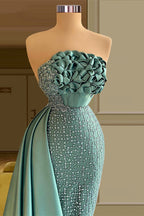 Glamuroso vestido largo de noche verde sirena sin mangas con cuentas y volantes