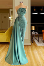 Glamuroso vestido largo de noche verde sirena sin mangas con cuentas y volantes