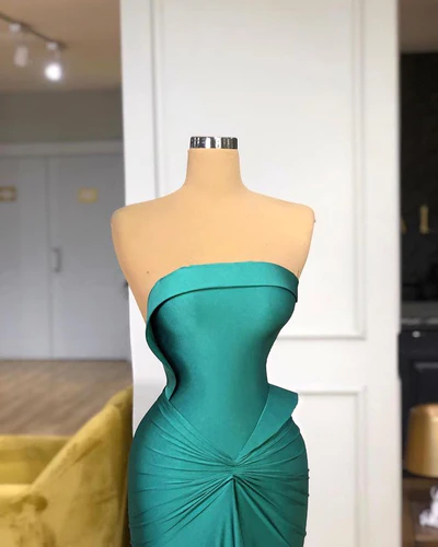 Glamuroso vestido largo verde de sirena sin tirantes con cola para baile de graduación
