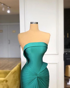 Glamuroso vestido largo verde de sirena sin tirantes con cola para baile de graduación