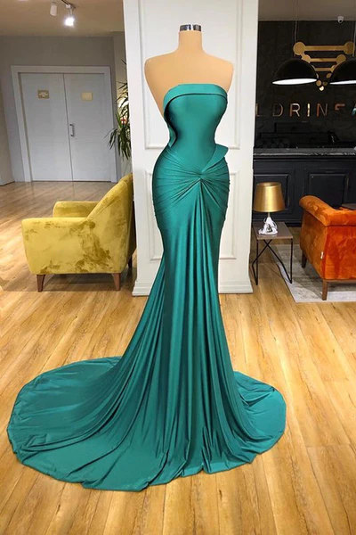 Glamuroso vestido largo verde de sirena sin tirantes con cola para baile de graduación
