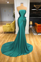 Glamuroso vestido largo verde de sirena sin tirantes con cola para baile de graduación