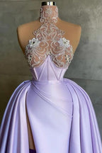 Robe de bal longue et glamour en satin et dentelle lilas, coupe trapèze, col haut, avec fente