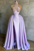 Robe de bal longue et glamour en satin et dentelle lilas, coupe trapèze, col haut, avec fente