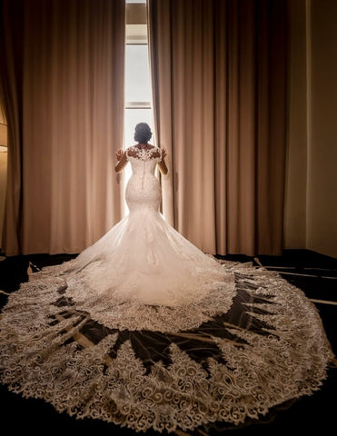 Vestidos de novia largos de sirena con apliques, mangas largas y encaje, estilo glamuroso.