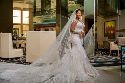 Vestidos de novia largos de sirena con apliques, mangas largas y encaje, estilo glamuroso.