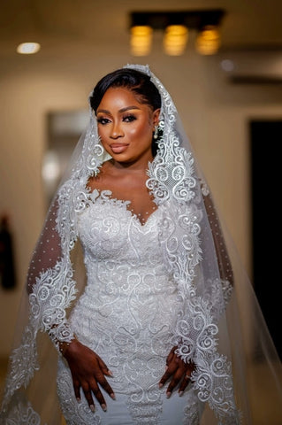 Vestidos de novia largos de sirena con apliques, mangas largas y encaje, estilo glamuroso.