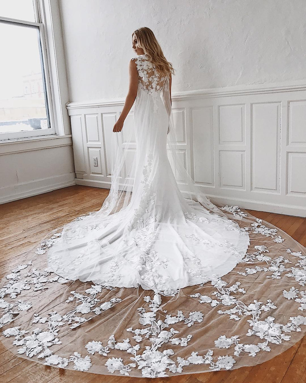 Vestidos de novia largos de sirena con apliques de encaje y estilo glamuroso