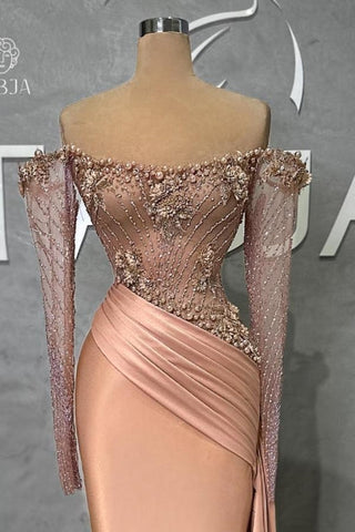 Glamuroso vestido largo de sirena con hombros descubiertos, satén, perlas y cuentas, con mangas largas.