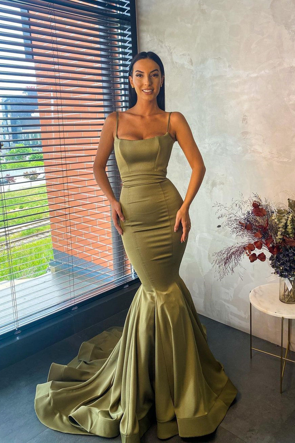 Glamuroso vestido largo de sirena con tirantes finos y satén para baile de graduación