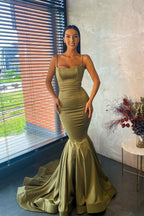 Glamuroso vestido largo de sirena con tirantes finos y satén para baile de graduación