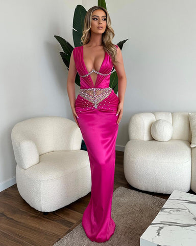 Glamuroso vestido largo de sirena sin mangas con escote en V y pedrería