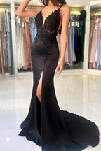 Robe de bal longue et glamour en dentelle avec décolleté en V et bretelles spaghetti et fente