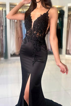 Robe de bal longue et glamour en dentelle avec décolleté en V et bretelles spaghetti et fente