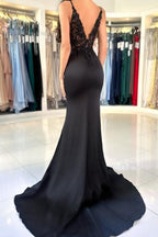 Robe de bal longue et glamour en dentelle avec décolleté en V et bretelles spaghetti et fente