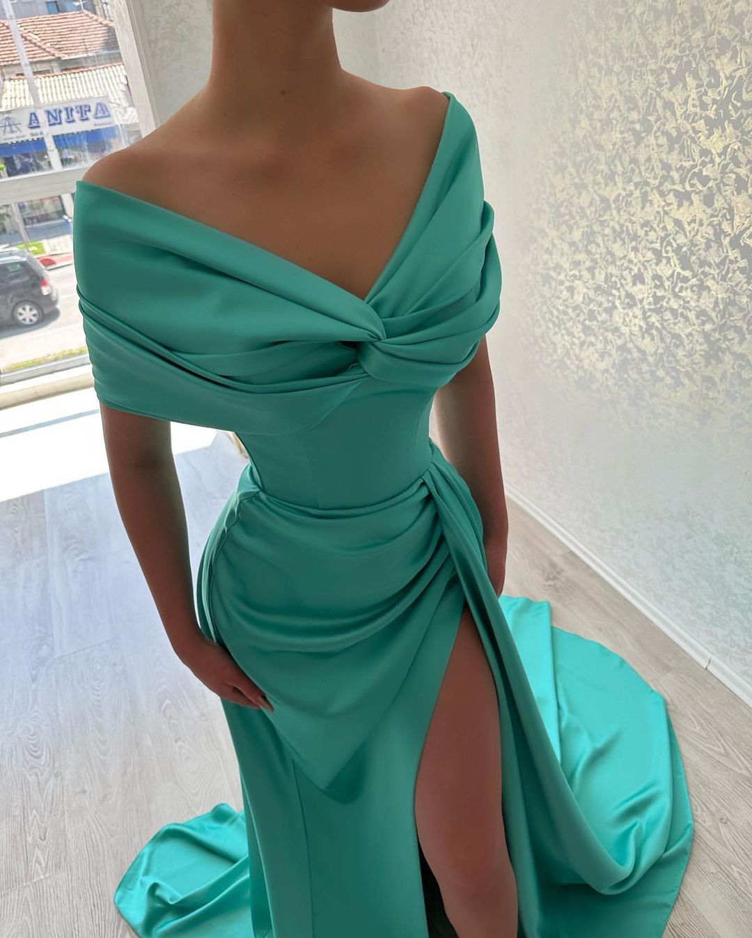 Robes de soirée glamour longues à épaules dénudées et fente longue en ligne