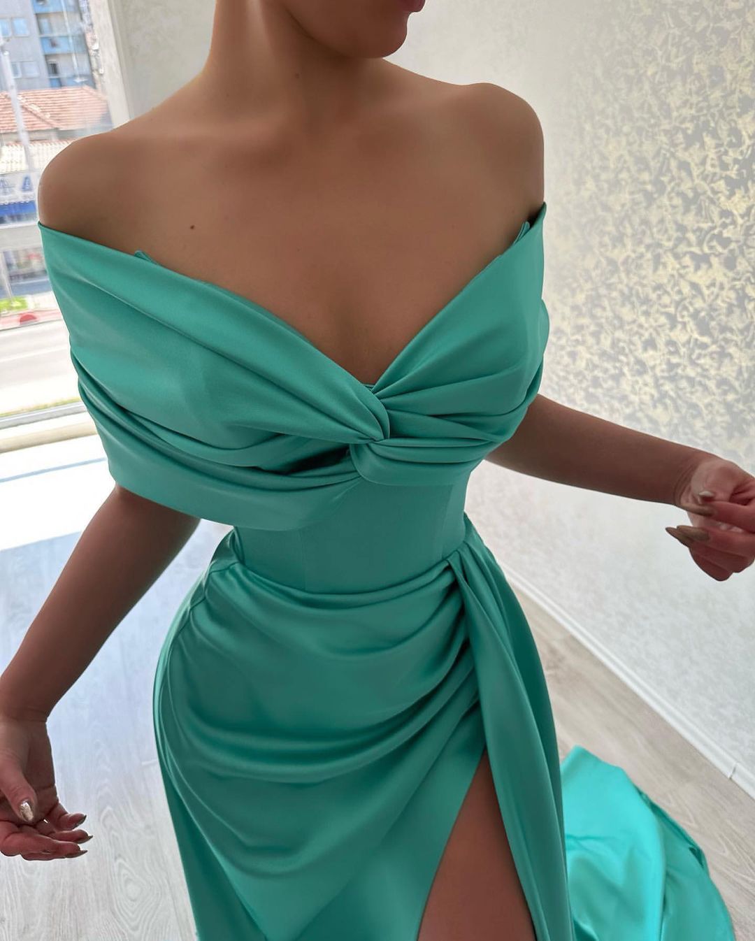 Robes de soirée glamour longues à épaules dénudées et fente longue en ligne