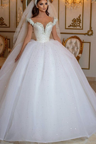 Robe de mariée longue princesse glamour à épaules dénudées, ornée de perles et de tulle, style perle et perles.