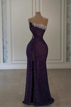 Robe de bal longue violette glamour sans bretelles, ornée de paillettes et de perles, avec fente