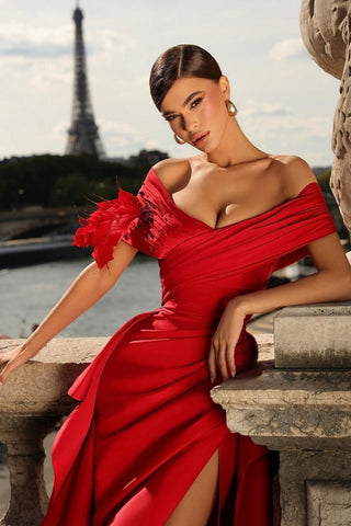 Robe de bal rouge longue et glamour, coupe trapèze, épaules dénudées, à volants et fente.
