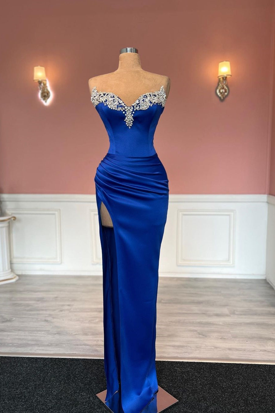 Robe de bal longue bleu roi glamour, bustier, ornée de bijoux et fendue