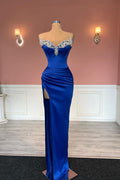 Robe de bal longue bleu roi glamour, bustier, ornée de bijoux et fendue