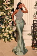 Glamuroso vestido largo de sirena color verde salvia con cuello alto y mangas de encaje para baile de graduación