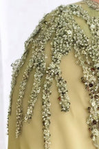 Glamuroso vestido de noche largo color salvia con escote en V, corte sirena, encaje y pedrería