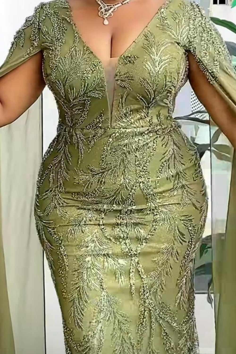 Glamuroso vestido de noche largo color salvia con escote en V, corte sirena, encaje y pedrería
