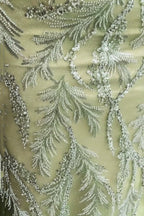 Glamuroso vestido de noche largo color salvia con escote en V, corte sirena, encaje y pedrería