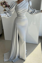 Robe de bal longue argentée glamour en satin plissé à manches longues avec fente latérale