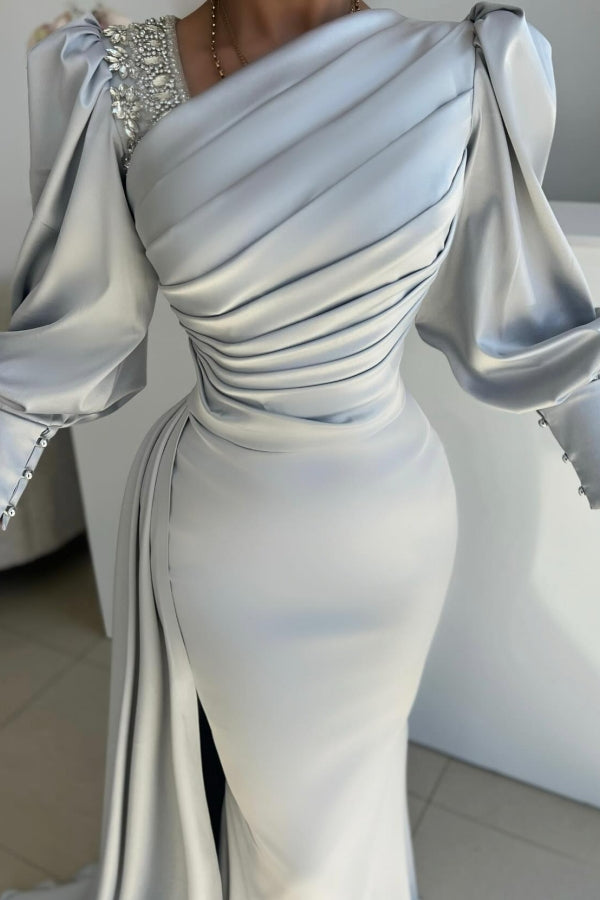 Robe de bal longue argentée glamour en satin plissé à manches longues avec fente latérale