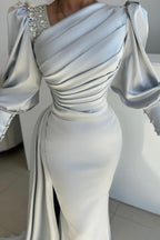 Robe de bal longue argentée glamour en satin plissé à manches longues avec fente latérale