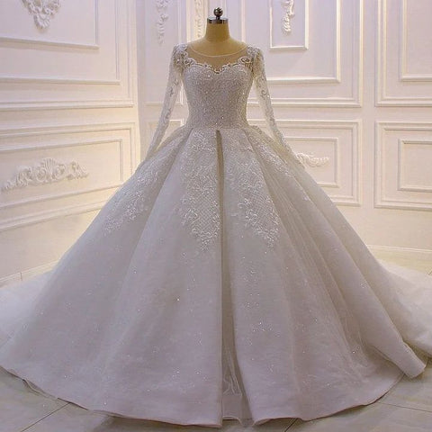 Elegante vestido de novia de corte princesa, manga larga, línea A, satén y encaje.
