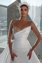 Robe de mariée glamour blanche longue à manches longues en satin et cristaux avec traîne amovible