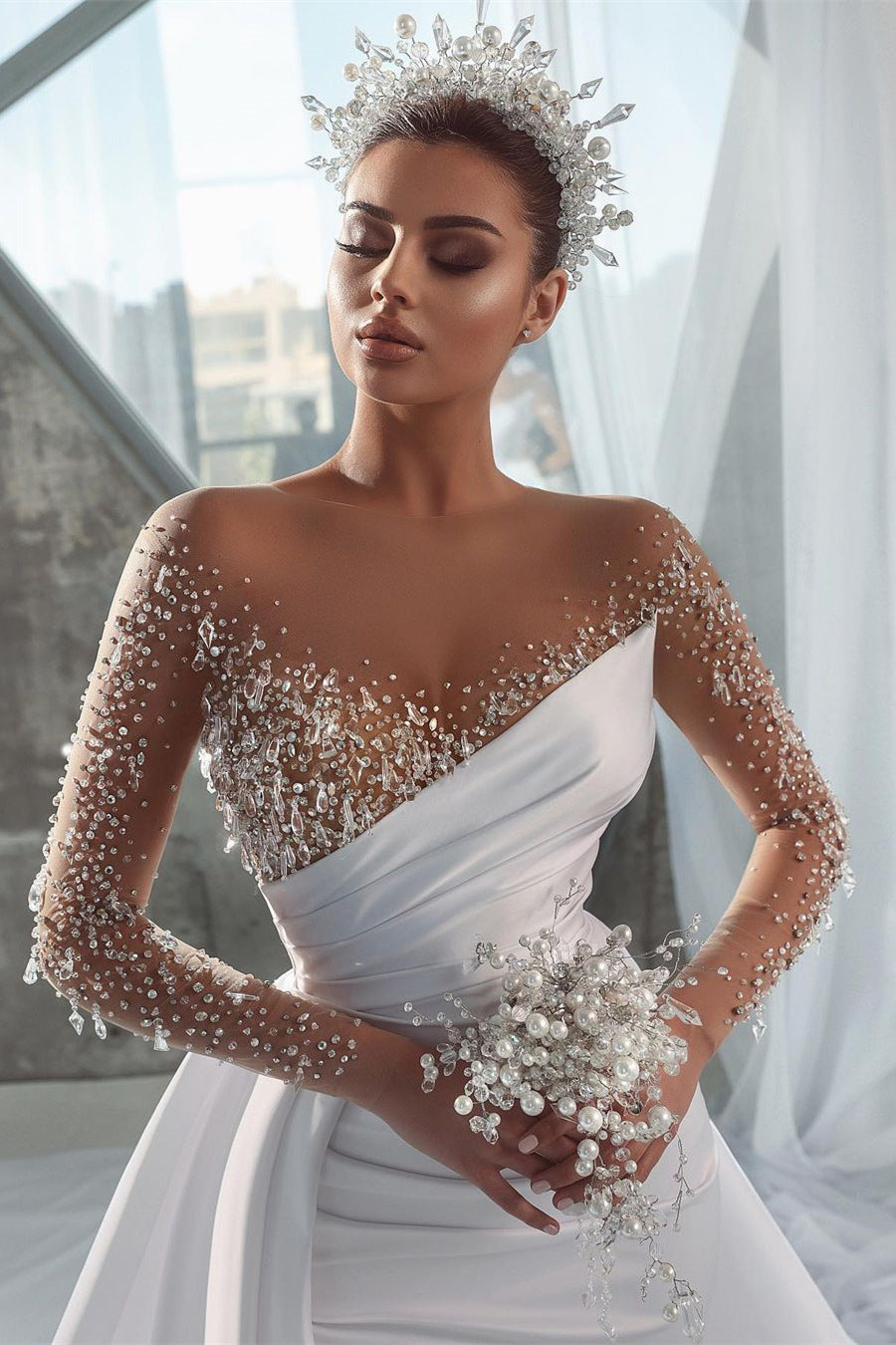 Robe de mariée glamour blanche longue à manches longues en satin et cristaux avec traîne amovible