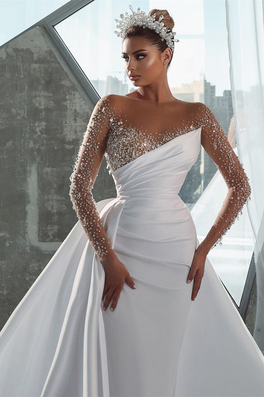 Robe de mariée glamour blanche longue à manches longues en satin et cristaux avec traîne amovible