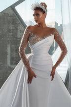 Robe de mariée glamour blanche longue à manches longues en satin et cristaux avec traîne amovible