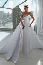 Robe de mariée glamour blanche longue à manches longues en satin et cristaux avec traîne amovible