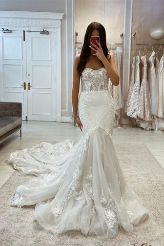 Glamuroso vestido de novia de sirena sin mangas con apliques de encaje y cola