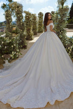 Robe de mariée glamour en dentelle à épaules dénudées, décolleté en V et appliques, coupe trapèze