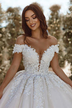 Robe de mariée glamour en dentelle à épaules dénudées, décolleté en V et appliques, coupe trapèze